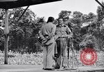 Immagine di Bob Hope Troupe di eseguire su USO tour nella seconda guerra mondiale Bougainville nelle Isole Salomone, 1944, secondo 45 filmato di repertorio 65675033576