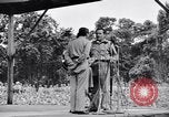 Immagine di Bob Hope Troupe di eseguire su USO tour nella seconda guerra mondiale Bougainville nelle Isole Salomone, 1944, secondo 46 filmato di repertorio 65675033576