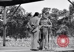 Immagine di Bob Hope Troupe di eseguire su USO tour nella seconda guerra mondiale Bougainville nelle Isole Salomone, 1944, secondo 47 filmato di repertorio 65675033576