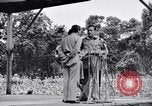 Immagine di Bob Hope Troupe di eseguire su USO tour nella seconda guerra mondiale Bougainville nelle Isole Salomone, 1944, secondo 48 filmato di repertorio 65675033576