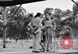 Immagine di Bob Hope Troupe di eseguire su USO tour nella seconda guerra mondiale Bougainville nelle Isole Salomone, 1944, secondo 49 filmato di repertorio 65675033576