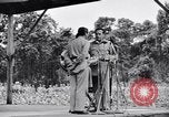 Immagine di Bob Hope Troupe di eseguire su USO tour nella seconda guerra mondiale Bougainville nelle Isole Salomone, 1944, secondo 50 filmato di repertorio 65675033576