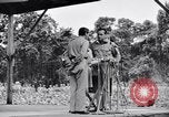 Immagine di Bob Hope Troupe di eseguire su USO tour nella seconda guerra mondiale Bougainville nelle Isole Salomone, 1944, secondo 51 filmato di repertorio 65675033576