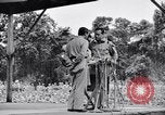 Immagine di Bob Hope Troupe di eseguire su USO tour nella seconda guerra mondiale Bougainville nelle Isole Salomone, 1944, secondo 52 filmato di repertorio 65675033576