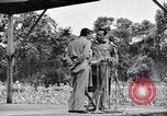 Immagine di Bob Hope Troupe di eseguire su USO tour nella seconda guerra mondiale Bougainville nelle Isole Salomone, 1944, secondo 53 filmato di repertorio 65675033576