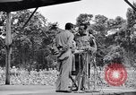 Immagine di Bob Hope Troupe di eseguire su USO tour nella seconda guerra mondiale Bougainville nelle Isole Salomone, 1944, secondo 54 filmato di repertorio 65675033576