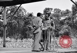 Immagine di Bob Hope Troupe di eseguire su USO tour nella seconda guerra mondiale Bougainville nelle Isole Salomone, 1944, secondo 55 filmato di repertorio 65675033576