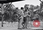 Immagine di Bob Hope Troupe di eseguire su USO tour nella seconda guerra mondiale Bougainville nelle Isole Salomone, 1944, secondo 56 filmato di repertorio 65675033576