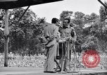 Immagine di Bob Hope Troupe di eseguire su USO tour nella seconda guerra mondiale Bougainville nelle Isole Salomone, 1944, secondo 57 filmato di repertorio 65675033576