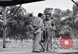 Immagine di Bob Hope Troupe di eseguire su USO tour nella seconda guerra mondiale Bougainville nelle Isole Salomone, 1944, secondo 58 filmato di repertorio 65675033576