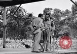 Immagine di Bob Hope Troupe di eseguire su USO tour nella seconda guerra mondiale Bougainville nelle Isole Salomone, 1944, secondo 60 filmato di repertorio 65675033576