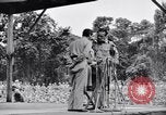 Immagine di Bob Hope Troupe di eseguire su USO tour nella seconda guerra mondiale Bougainville nelle Isole Salomone, 1944, secondo 61 filmato di repertorio 65675033576