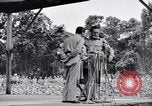 Immagine di Bob Hope Troupe di eseguire su USO tour nella seconda guerra mondiale Bougainville nelle Isole Salomone, 1944, secondo 62 filmato di repertorio 65675033576