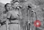 Standbild USO Bob Hope Truppe unterhält die US-Truppen in Zweiten Weltkrieg Bougainville Salomonen, 1944, aus Sekunde 17 historischem Filmmaterial Videoclip 65675033577