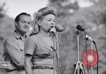 Standbild USO Bob Hope Truppe unterhält die US-Truppen in Zweiten Weltkrieg Bougainville Salomonen, 1944, aus Sekunde 21 historischem Filmmaterial Videoclip 65675033577