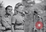 Standbild USO Bob Hope Truppe unterhält die US-Truppen in Zweiten Weltkrieg Bougainville Salomonen, 1944, aus Sekunde 22 historischem Filmmaterial Videoclip 65675033577