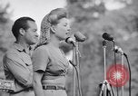 Standbild USO Bob Hope Truppe unterhält die US-Truppen in Zweiten Weltkrieg Bougainville Salomonen, 1944, aus Sekunde 23 historischem Filmmaterial Videoclip 65675033577