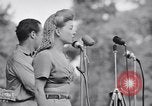 Standbild USO Bob Hope Truppe unterhält die US-Truppen in Zweiten Weltkrieg Bougainville Salomonen, 1944, aus Sekunde 24 historischem Filmmaterial Videoclip 65675033577