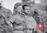 Standbild USO Bob Hope Truppe unterhält die US-Truppen in Zweiten Weltkrieg Bougainville Salomonen, 1944, aus Sekunde 35 historischem Filmmaterial Videoclip 65675033577