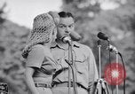 Standbild USO Bob Hope Truppe unterhält die US-Truppen in Zweiten Weltkrieg Bougainville Salomonen, 1944, aus Sekunde 36 historischem Filmmaterial Videoclip 65675033577