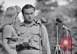Standbild USO Bob Hope Truppe unterhält die US-Truppen in Zweiten Weltkrieg Bougainville Salomonen, 1944, aus Sekunde 37 historischem Filmmaterial Videoclip 65675033577