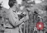 Standbild USO Bob Hope Truppe unterhält die US-Truppen in Zweiten Weltkrieg Bougainville Salomonen, 1944, aus Sekunde 47 historischem Filmmaterial Videoclip 65675033577