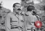 Standbild USO Bob Hope Truppe unterhält die US-Truppen in Zweiten Weltkrieg Bougainville Salomonen, 1944, aus Sekunde 50 historischem Filmmaterial Videoclip 65675033577