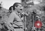 Standbild USO Bob Hope Truppe unterhält die US-Truppen in Zweiten Weltkrieg Bougainville Salomonen, 1944, aus Sekunde 56 historischem Filmmaterial Videoclip 65675033577