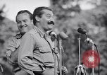 Standbild USO Bob Hope Truppe unterhält die US-Truppen in Zweiten Weltkrieg Bougainville Salomonen, 1944, aus Sekunde 58 historischem Filmmaterial Videoclip 65675033577