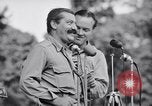 Standbild USO Bob Hope Truppe unterhält die US-Truppen in Zweiten Weltkrieg Bougainville Salomonen, 1944, aus Sekunde 59 historischem Filmmaterial Videoclip 65675033577
