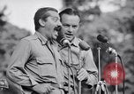 Standbild USO Bob Hope Truppe unterhält die US-Truppen in Zweiten Weltkrieg Bougainville Salomonen, 1944, aus Sekunde 60 historischem Filmmaterial Videoclip 65675033577