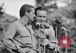Standbild USO Bob Hope Truppe unterhält die US-Truppen in Zweiten Weltkrieg Bougainville Salomonen, 1944, aus Sekunde 61 historischem Filmmaterial Videoclip 65675033577