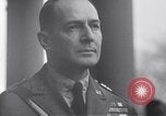 Standbild General Douglas MacArthur Pacific Theater, 1945, aus Sekunde 10 historischem Filmmaterial Videoclip 65675033586