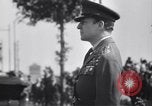 Standbild General Douglas MacArthur Pacific Theater, 1945, aus Sekunde 15 historischem Filmmaterial Videoclip 65675033586