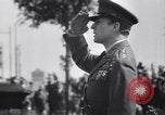Standbild General Douglas MacArthur Pacific Theater, 1945, aus Sekunde 16 historischem Filmmaterial Videoclip 65675033586