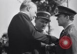 Standbild General Douglas MacArthur Pacific Theater, 1945, aus Sekunde 30 historischem Filmmaterial Videoclip 65675033586