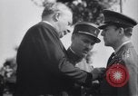 Standbild General Douglas MacArthur Pacific Theater, 1945, aus Sekunde 32 historischem Filmmaterial Videoclip 65675033586
