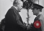Standbild General Douglas MacArthur Pacific Theater, 1945, aus Sekunde 33 historischem Filmmaterial Videoclip 65675033586