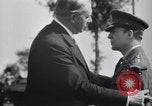 Standbild General Douglas MacArthur Pacific Theater, 1945, aus Sekunde 35 historischem Filmmaterial Videoclip 65675033586