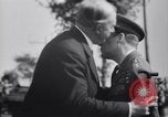 Standbild General Douglas MacArthur Pacific Theater, 1945, aus Sekunde 36 historischem Filmmaterial Videoclip 65675033586