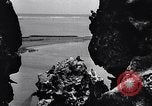 Standbild Gestein und Vögel Clipperton Insel, 1943, aus Sekunde 19 historischem Filmmaterial Videoclip 65675033680