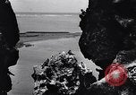 Standbild Gestein und Vögel Clipperton Insel, 1943, aus Sekunde 20 historischem Filmmaterial Videoclip 65675033680