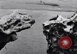Standbild Gestein und Vögel Clipperton Insel, 1943, aus Sekunde 35 historischem Filmmaterial Videoclip 65675033680