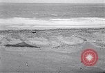 Standbild Gestein und Vögel Clipperton Insel, 1943, aus Sekunde 58 historischem Filmmaterial Videoclip 65675033680