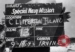 Standbild Männer am Strand Clipperton Insel, 1943, aus Sekunde 3 historischem Filmmaterial Videoclip 65675033681