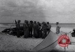 Standbild Männer am Strand Clipperton Insel, 1943, aus Sekunde 4 historischem Filmmaterial Videoclip 65675033681