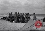 Standbild Männer am Strand Clipperton Insel, 1943, aus Sekunde 5 historischem Filmmaterial Videoclip 65675033681