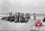 Standbild Männer am Strand Clipperton Insel, 1943, aus Sekunde 6 historischem Filmmaterial Videoclip 65675033681