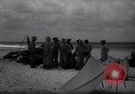 Standbild Männer am Strand Clipperton Insel, 1943, aus Sekunde 7 historischem Filmmaterial Videoclip 65675033681