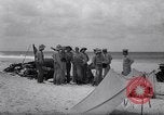 Standbild Männer am Strand Clipperton Insel, 1943, aus Sekunde 8 historischem Filmmaterial Videoclip 65675033681